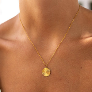 Chasing Sunset Necklace Gold: Gold
